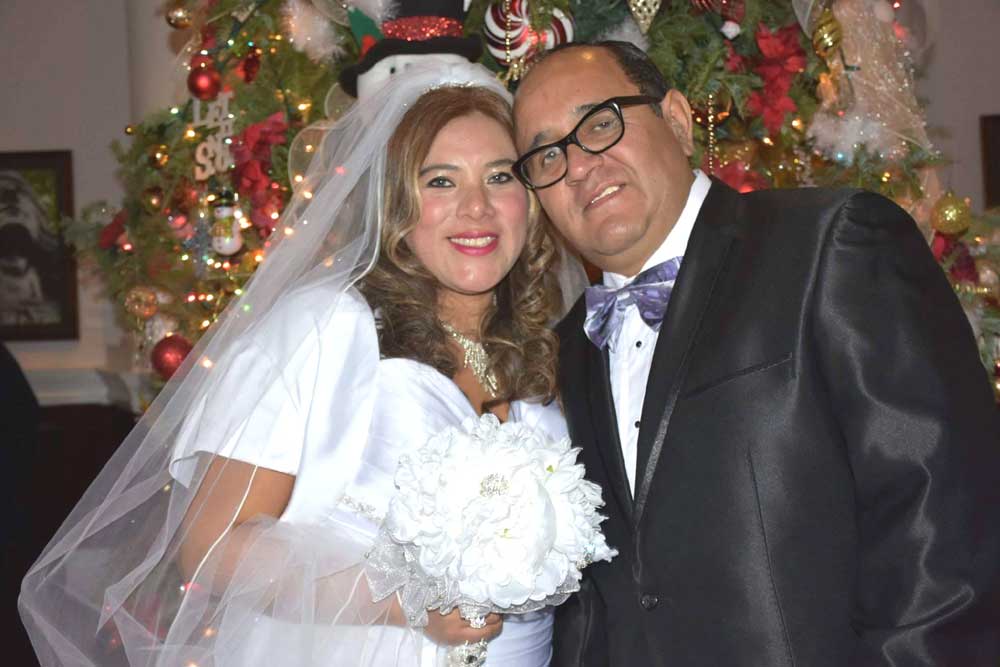 Yeni Pajuelo y su esposo Erick Callalli en el día de su casamiento.