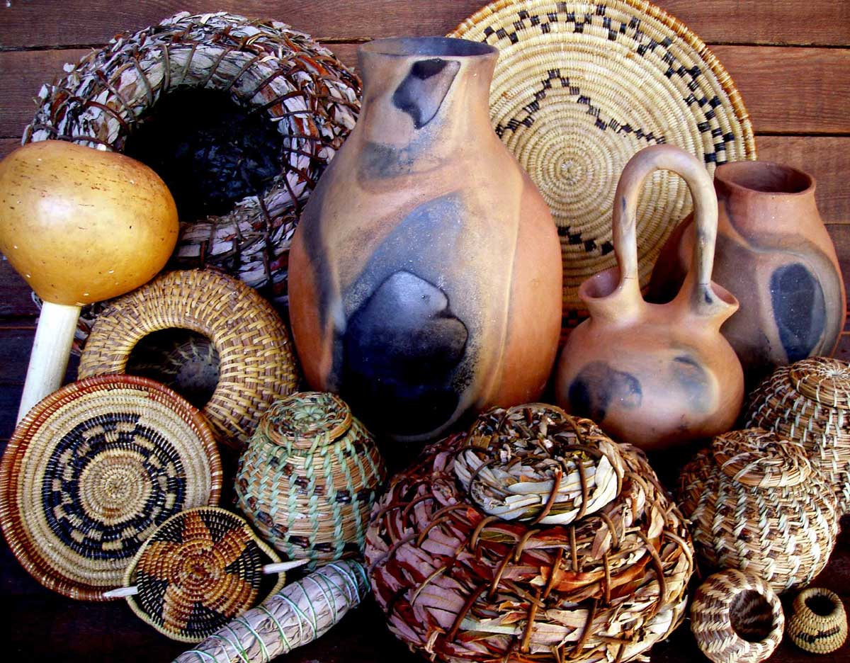 La cestería y cerámicas, forman parte de la artesanía de los Kumiai.