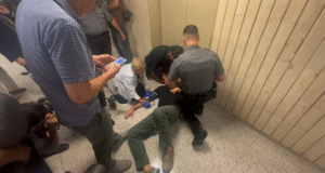 Periodista hospitalizado ICE Nueva York. Imagen del momento en que un reportero tuvo que ser atendido por el servicio de emergencia luego que agentes empujaron e hirieron a periodistas en el Edificio de Federal Plaza, Oficina de Inmigración. USCIS. Foto: Contributed