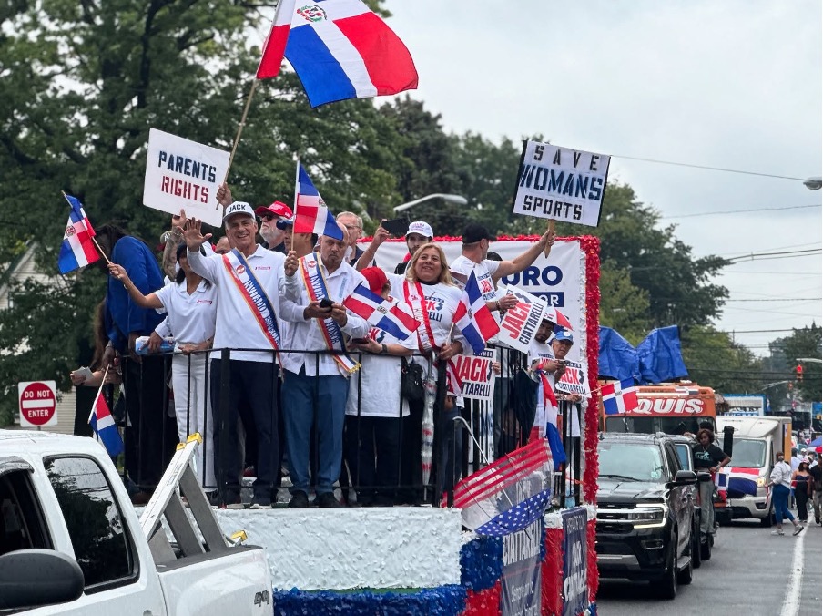 El candidato republicano a la gobernación Jack Ciattarelli en una carroza de campaña durante un desfile en Paterson en septiembre. Crédito: Campaña de Ciattarelli