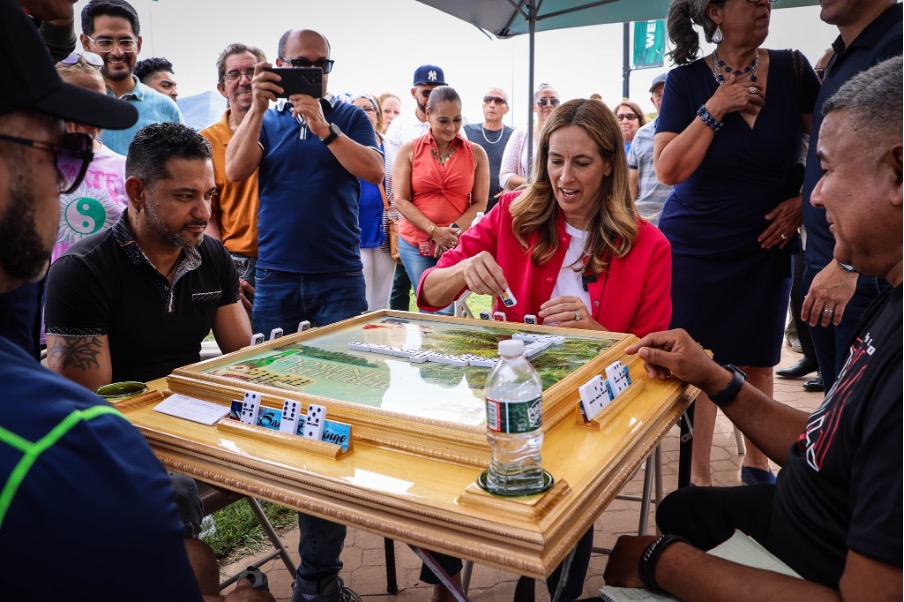 La candidata demócrata a la gobernación Mikie Sherrill juega dominó con residentes en el Picnic del Mes de la Herencia Hispana de los Demócratas de Perth Amboy. Crédito: X/@mikiesherrill