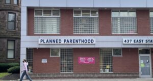 Los defensores del derecho a decidir afirman que una victoria del partido Republicano en las elecciones a gobernador de este año podría alterar el panorama del aborto en Nueva Jersey, que el gobernador actual ha calificado de "refugio seguro" para quienes buscan y proporcionan este procedimiento. (Dana DiFilippo | New Jersey Monitor)